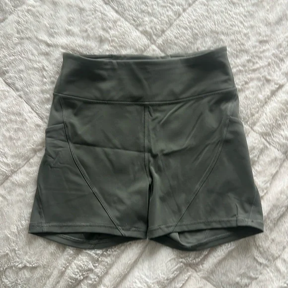 Lulu shorts size 6 grey sage worn once or twice - Picture 1 of 4